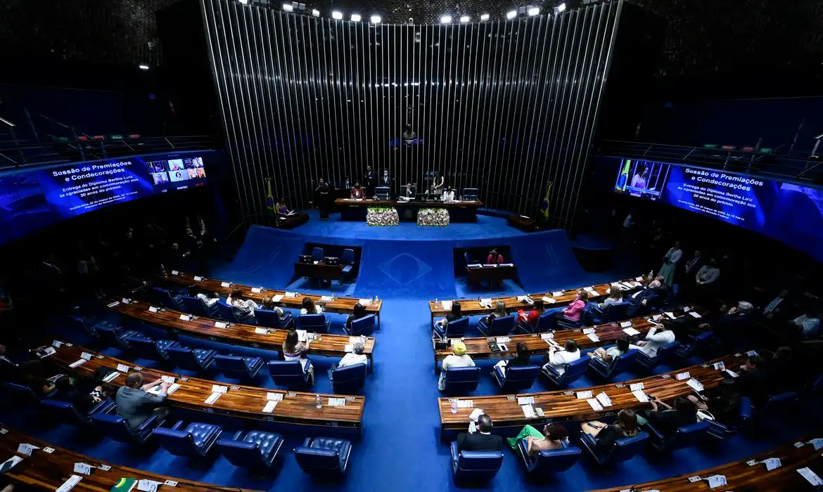 Mudanças no sistema político e nas regras trabalhistas chegam ao Senado