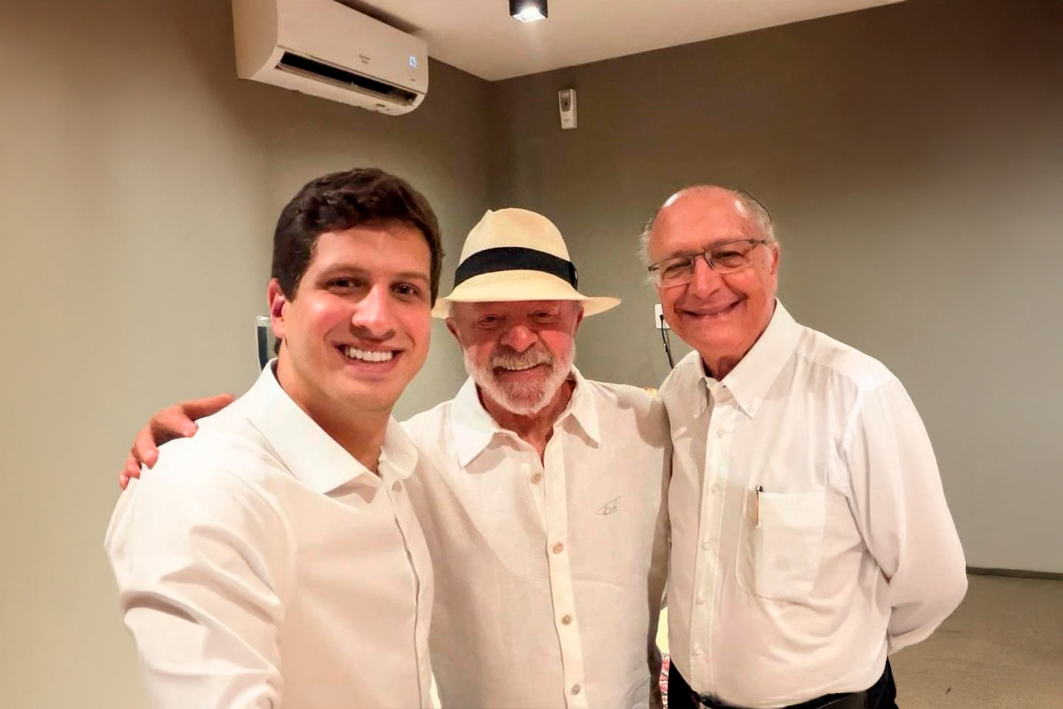 João Campos participade evento do PT com Lulae articula alianças.