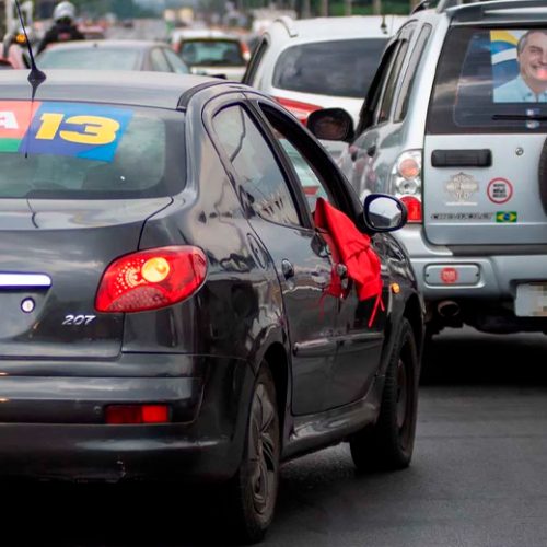 Motoristas de aplicativo estão proibidos de usar adesivos eleitorais em seus veículos
