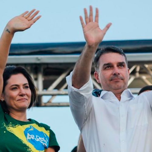 Flávio Bolsonaro afirma que Michelle será candidata ao Senado.