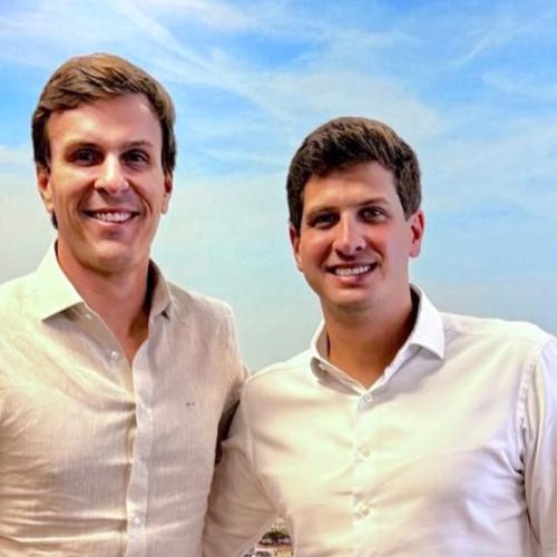 Encontro entre João Campos e Miguel Coelho afasta rumores de mudança no “time” para a eleição.