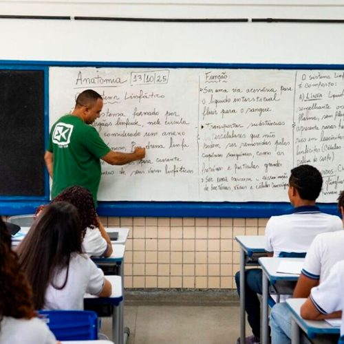 Parlamento pernambucano aprova aumento nos salários de professores da rede estadual