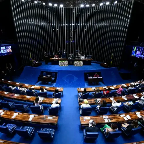 Mudanças no sistema político e nas regras trabalhistas chegam ao Senado