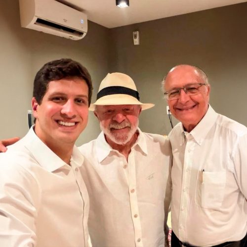 João Campos participade evento do PT com Lulae articula alianças.